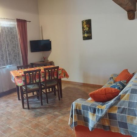 Agriturismo Le Cascine Кастел ди Тора Екстериор снимка