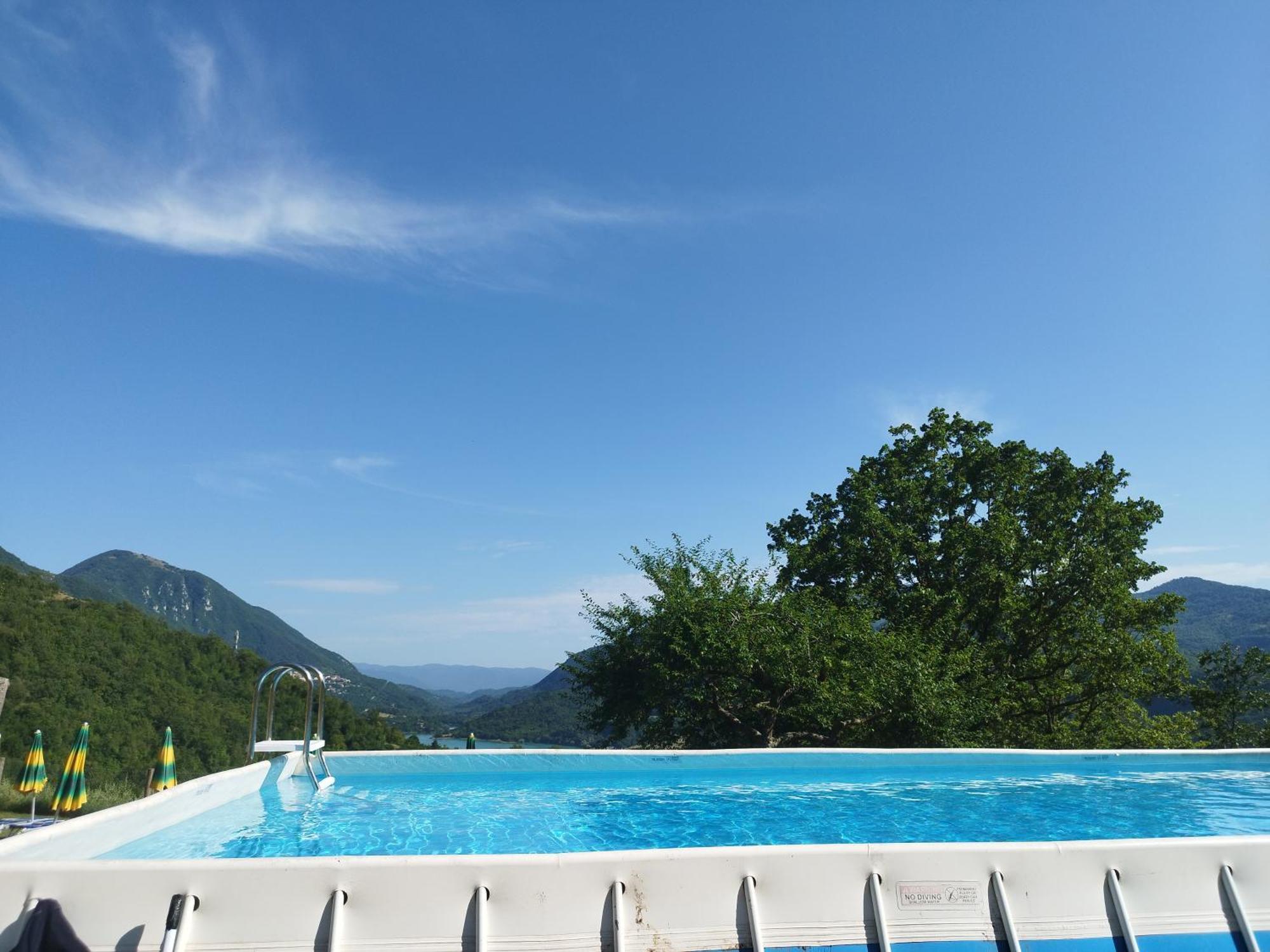 Agriturismo Le Cascine Кастел ди Тора Екстериор снимка