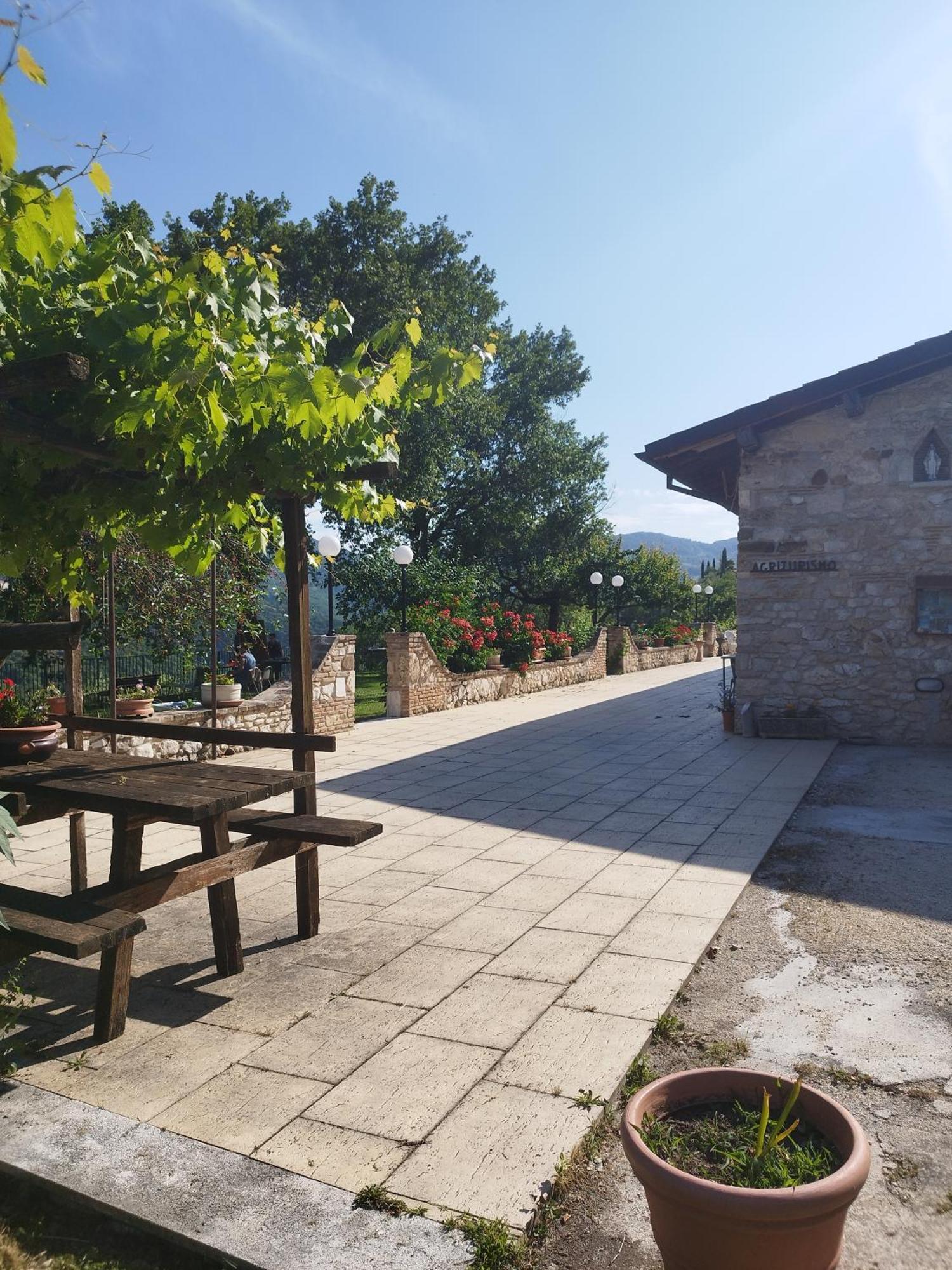 Agriturismo Le Cascine Кастел ди Тора Екстериор снимка